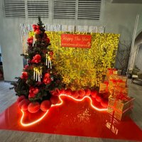 Фотозона Новогодняя из золотых пайеток с елкой и подарками